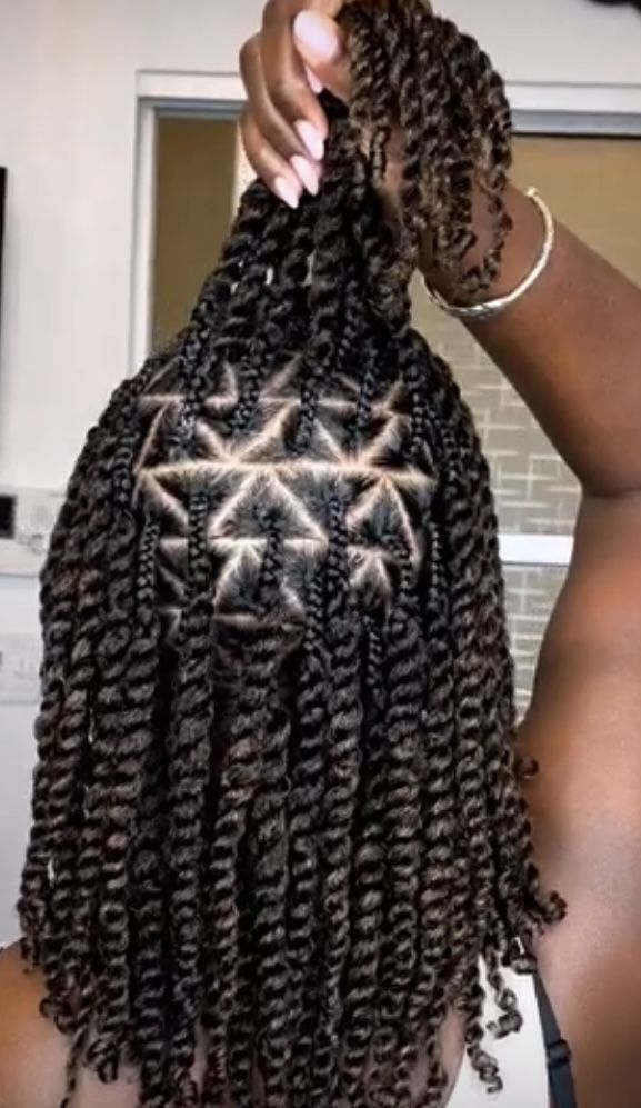 TRANAGLE KNOTLESS TWIST, HAIR NOT INCLUDED ON THE SERVICES.