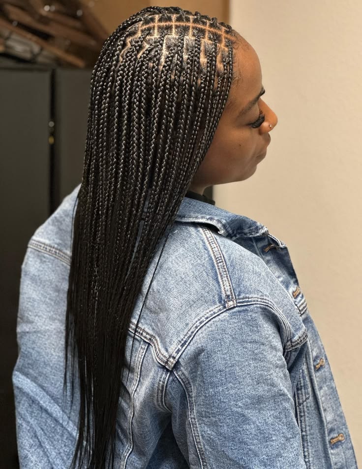 (1) > SMALL KNOTLESS BOX BRAID / BOX BRAID (MID-BACK > $250) (WAIST-LENGTH  $300) WITH HAIR INCLUDED > SCROLL FOR MORE SIZES, BOOK YOUR APPOINTMENT. CLICK ON ANY PICTURE OF SIZES YOU WANT TO BOOK.